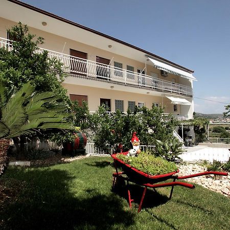 Apartment Carmen Trogir Bagian luar foto