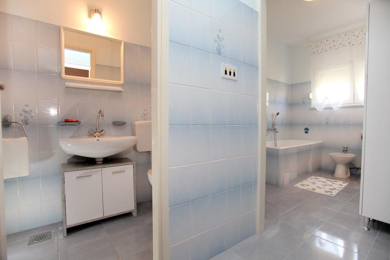 Apartment Carmen Trogir Bagian luar foto